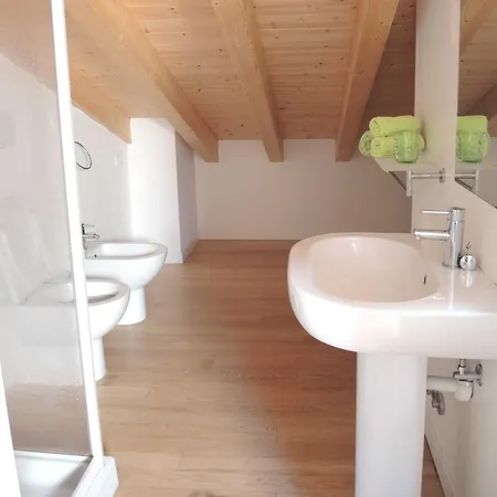 아파트 Homely With Swimming Pool In A Village *