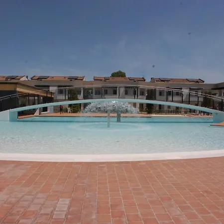 아파트 Homely With Swimming Pool In A Village